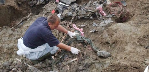 Bosenští experti odkrývají hrob, kde mohlo být pohřbeno více než sto těl obětí masakru ve Srebrenici (snímek z roku 2004).