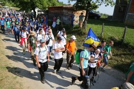 Tisíce lidí vyrazily na pochod připomínající masakr ve Srebrenici.