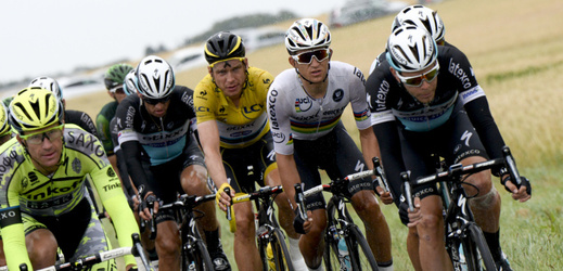 Cyklisté na Tour de France si už druhým rokem připomínají oběti první světové války.