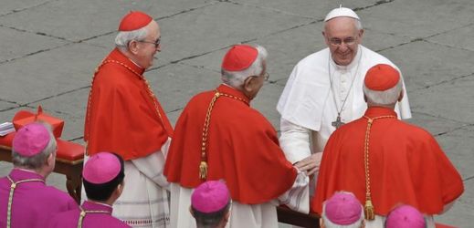 Kardinálové musí nosit dlouhá roucha, ve kterých bývá velké horko, v zimě i v létě.