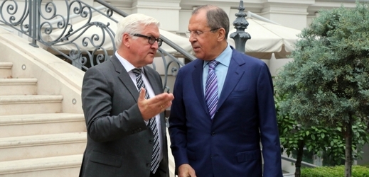 Německý ministr zahraničí Frank-Walter Steinmeier s ruským ministrem zahraničí Sergejem Lavrovem o jaderných zbraních v Íránu.