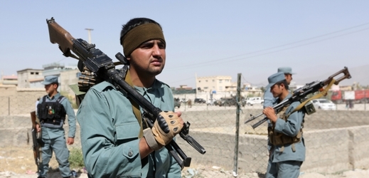 Afghánské obranné jednotky hlídající oblast po sebevražedném útoku (ilustrační foto).