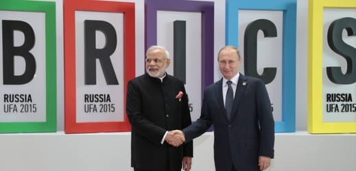 Indický premiér Narendra Modi a ruský prezident Putin na jednání BRICS.