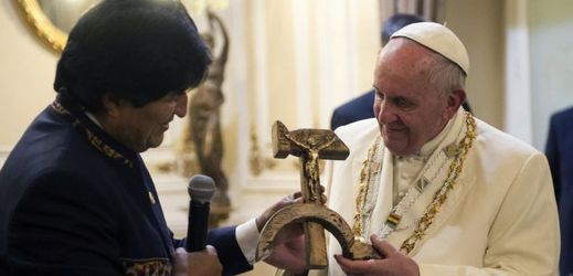 Papež přebírá krucifix stylizovaný do podoby srpu a kladiva.