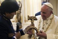 Papež přebírá krucifix stylizovaný do podoby srpu a kladiva.