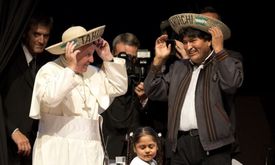 Papež František s bolivijským prezidentem Evo Moralesem zkoušejí tradiční bolivijské klobouky.