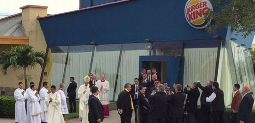 Papež František si z restaurace Burger King udělal rychlou převlékárnu.
