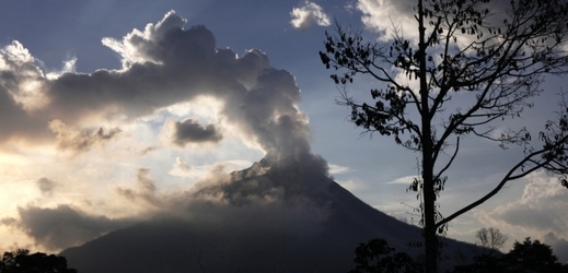 V Indonésie se naposledy projevil 10. června Statovulkán Sinabung (na obrázku).