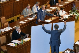 Miroslav Kalousek (u mikrofonu) ve sněmovně.