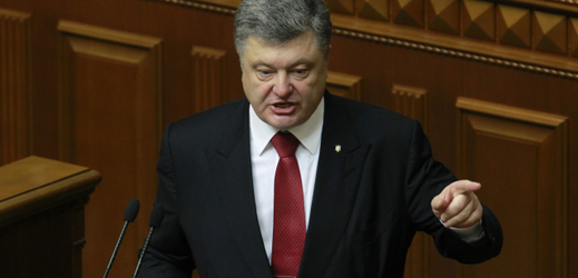 Porošenko promlouvá v ukrajinském parlamentu.