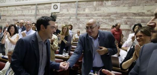 Alexis Tsipras s poslanci strany SYRIZA.