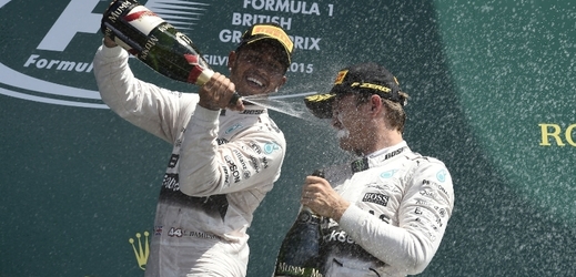 Lewis Hamilton (vlevo) a Nico Rosberg.