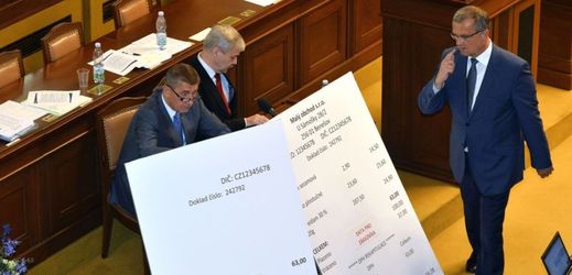 Ministr financí Andrej Babiš, ministr vnitra Milan Chovanec a místopředseda TOP 09 Miroslav Kalousek.