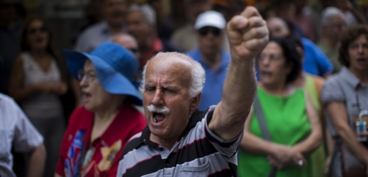 Důchodce před ministerstvem financí protestující proti současnému stavu v Řecku.