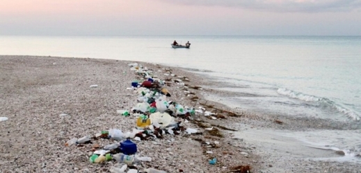 Plastový odpad vyplavený na pobřeží Haiti (ilustrační foto).