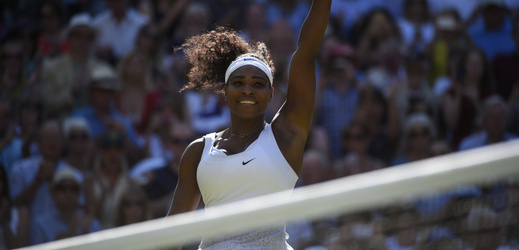 Serena Williamsová kráčí za dalším wimbledonským titulem. V cestě jí stojí mladá Španělka.