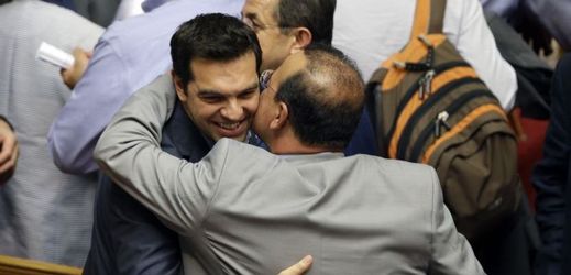 Návrh reforem v řeckém parlamentu prošel. Alexis Tsipras se raduje.