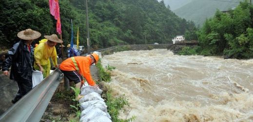 Čína se snaží předejít větším škodám, které může tajfun způsobit.