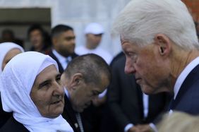 Munira Subašičová, která je předsedkyní asociace Srebrenických matek, mluví s bývalým americkým prezidentem Billem Clintonem.