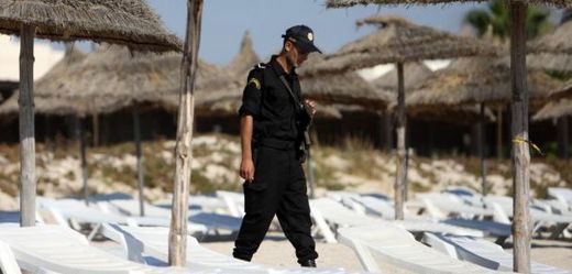 V rámci zpřísněných bezpečnostních opatření bylo v Tunisku rozmístěno více než sto tisíc příslušníků policie, národní gardy i armády (ilustrační foto).