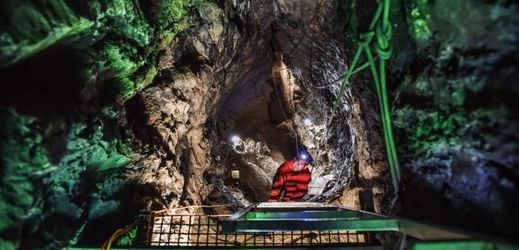 Vstupní propast do jinak nepřístupné Hanychovské jeskyně se otevřela 11. července veřejnosti.