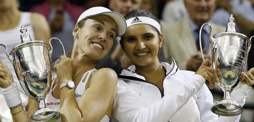 Martina Hingisová (vlevo) a Sania Mirzaová.