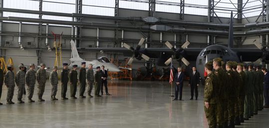 Ministr obrany USA Chuck Hagel na poslké letecké základně Powidz s polskými a americkými vojáky (2014).