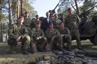 Čeští vojáci na manévrech Noble Jump - společné foto s generálním tajemníkem NATO.