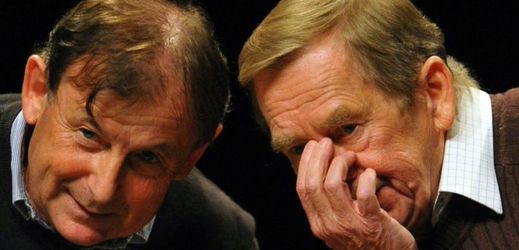 Mluvčí bývalého prezidenta Michael Žantovský (vlevo) a zesnulý exprezident Václav Havel.