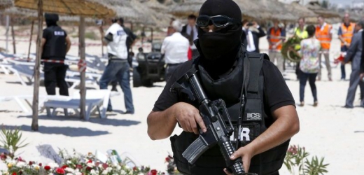 Příslušník tuniských ozbrojených jednotek na pláži, kde se odehrál před dvěma týdny masakr.