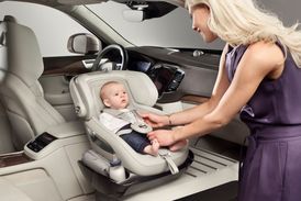 Při usazování dítěte lze otočit sedačku doleva a pak ji zajistit, aby dítě bylo proti směru jízdy.