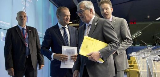 Předseda Evropské rady Donald Tusk (druhý zleva), předseda Evrodpské komise Jean-Claude Juncker a nizozemský ministr financí Jeroen Dijsselbloem (vpravo) během summitu..