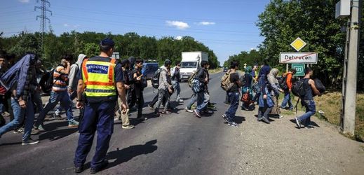 Maďarská policie se snaží korigovat uprchlíky.