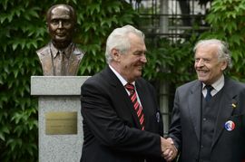 Miloš Zeman při odhalení busty.