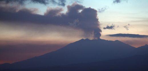 Aktivní vulkán znemožňuje provoz letecké dopravy na Bali.