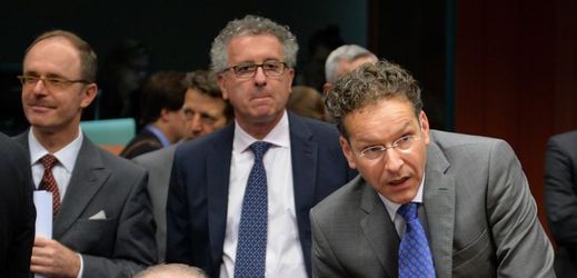 Jeroen Dijsselbloem (vpravo) na setkání ministrů financí eurozóny.