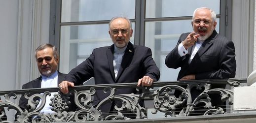Mohammad Džavád Zaríf , Ali Akbar Salehi a Hossein Fereydoon na jednání o íránském jaderném programu ve Vídni.