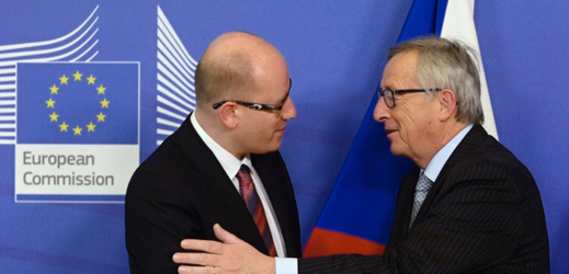Premiér Bohuslav Sobotka (vlevo) s předsedou Evropské komise Jeanem-Claudem Junckerem.