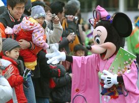 Sesterské Disneylandy se během let objevily i jinde po světe, například v Tokiu, Paříži či Hongkongu.