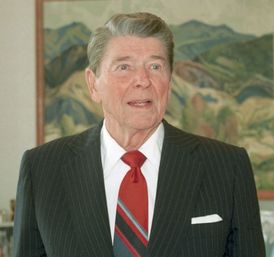 Slavnostní otevření Disneylandu spolumoderoval tehdejší přítel Disneyho Ronald Reagan - pozdější prezident USA.