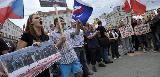 Momentka z protestu proti islámu v Praze.