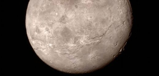 Snímek trpasličí planety Pluto zachycený sondou New Horizons.