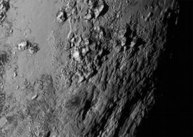 Detailní pohled na "hory" planety Pluto.