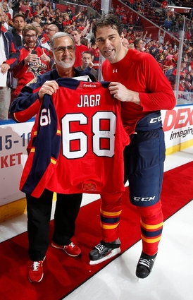 Jaromír Jágr dál hraje v NHL.