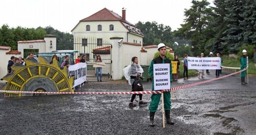 Aktivisté protestovali u domu spolumajitele společnosti Severní energetická Jana Dienstla v Třebívlicích na Litoměřicku.