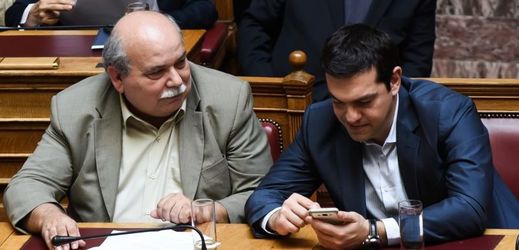 Řecký premiér Alexandr Tsipras (vpravo) a ministr vnitra Nikos Vutsis.