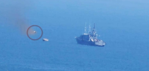 Fotografie zveřejněné radikály na internetu ukazují raketu mířící na loď a poté explozi plavidla.