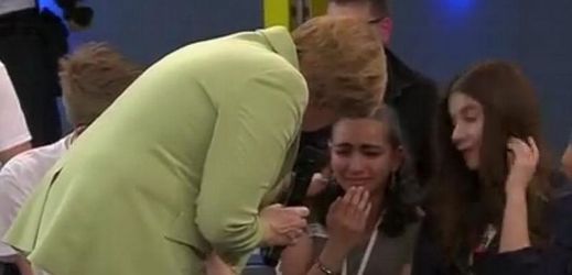 Angela Merkelová rozplakala desetiletou uprchlici z Palestiny.