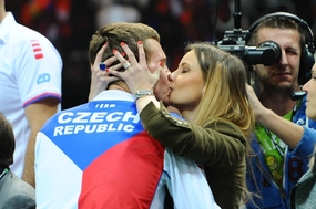 Tomáš Berdych už s manželkou Sátorovou po vítězném zápase v Davis Cupu.
