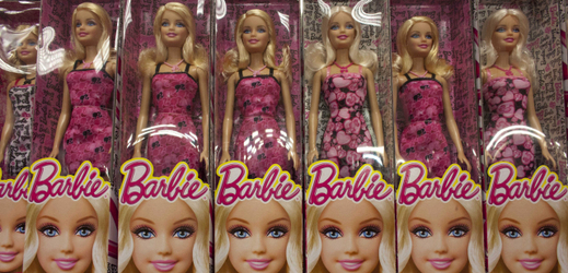 Panenka Barbie je i přes své nereálné proporce nejoblíbenější panenkou pro holčičky, nástup tabletů a chytrých telefonů ji ale pomalu odsouvá na druhé místo.
